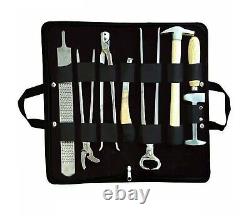 Kit d'outils professionnels pour le soin des chevaux lourds par un maréchal-ferrant, comprenant une pince à sabot et un coupe-ongles.